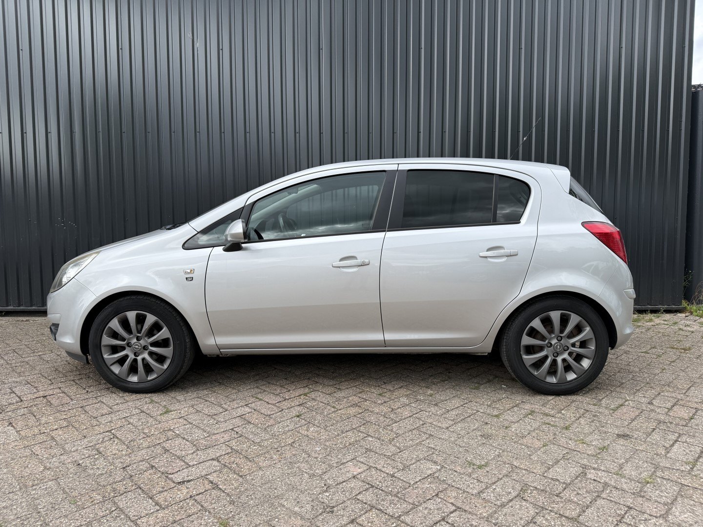 Opel Corsa 1.2-16V '111' Edition 4